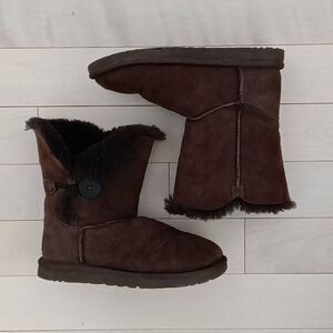 UGG Women's Bailey Button Winter Calf Boots  5803 Chocolate Brown Size 6